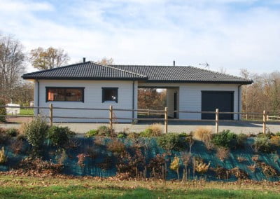 Maison contemporaine ossature bois noire et blanche